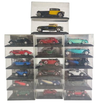 un grand nombre de voitures-jouets dans une vitrine