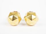 une paire de boucles d'oreilles en or sur fond blanc