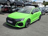 une voiture verte garée sur un parking