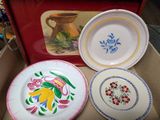 trois assiettes qui se trouvent dans une boîte