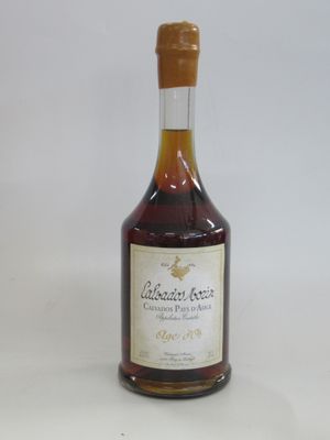 une bouteille de vin posée sur une table