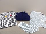 trois vêtements sont posés sur un canapé
