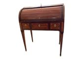 un petit bureau en bois muni de tiroirs