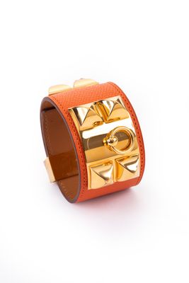 un gros plan d'un bracelet muni d'un fermoir en or