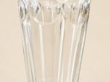 un verre en verre transparent posé sur une table