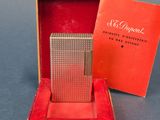une boîte rouge contenant un briquet argenté