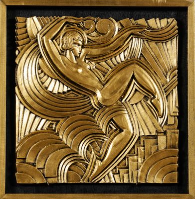 une sculpture Art déco représentant une femme sur une planche de surf, avec des vagues en arrière-plan