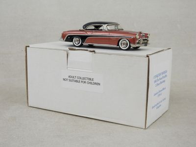une voiture jouet posée sur une boîte