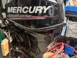 un moteur qui traîne dans le garage