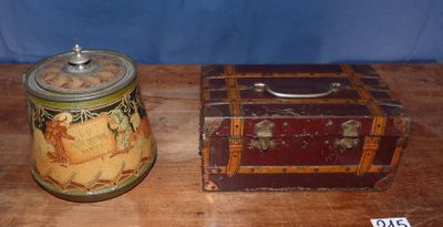 deux boîtes posées sur une table en bois