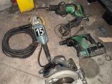 de nombreux outils qui traînent par terre dans le garage