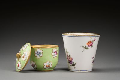 paire de tasses en porcelaine chinoise avec leurs couvercles