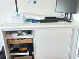 un bureau équipé d'un écran d'ordinateur et d'une imprimante