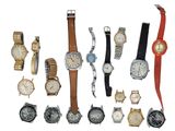 de nombreux modèles de montres exposés sur un fond blanc