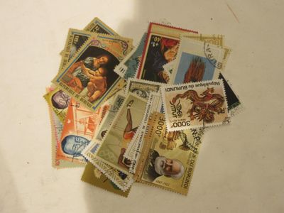 un grand nombre de timbres qui sont sur la table