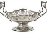 un bol en argent orné d'un motif décoratif