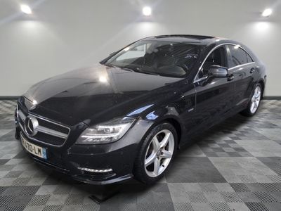 la mercedes cla est garée dans un garage dont le sol est recouvert de carreaux