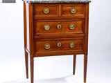 une petite commode en bois avec dessus en marbre
