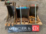 une palette en bois sur laquelle est accrochée une pancarte portant l'inscription « Mercier et G. E. »