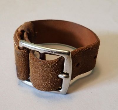 Hermès - Paris : large bracelet en cuir fermoir ceinture mod…