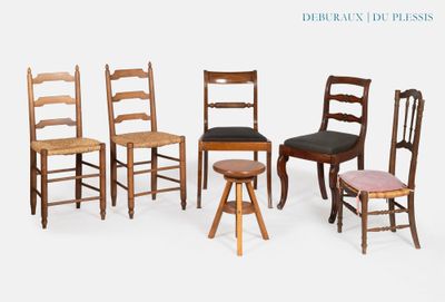 Plusieurs chaises et tabourets en bois sont alignés sur un fond blanc.
