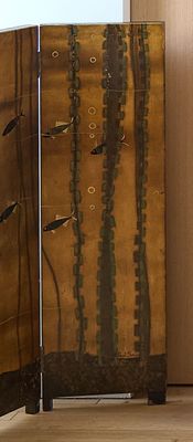 un paravent en bois orné d'un motif