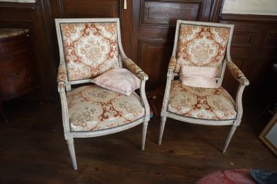 deux chaises placées l'une à côté de l'autre dans une pièce