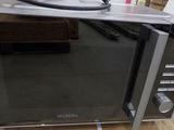 un micro-ondes posé sur une table dans une pièce