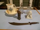 un couteau, une tasse et d'autres objets posés sur une table