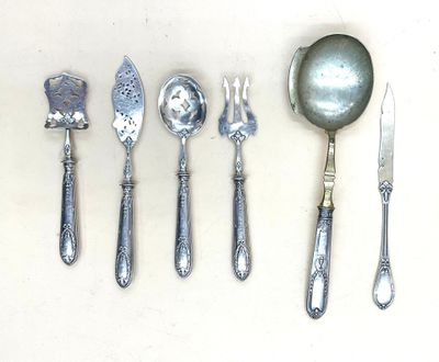 beaucoup de cuillères et de couteaux-cuillères en argent sur la table