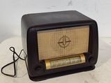 une vieille radio posée sur une table