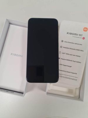 une image représentant une boîte posée sur une table, avec un téléphone à l'intérieur