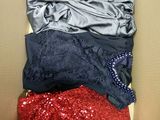une boîte contenant différents types de vêtements