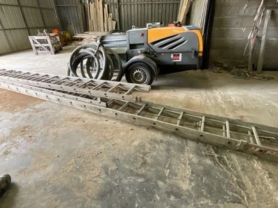 une petite machine garée dans un garage
