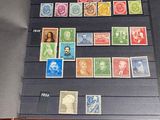 tout un tas de timbres différents, tous posés ensemble sur la table