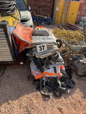 un tas d'objets divers posés par terre à côté d'un camion