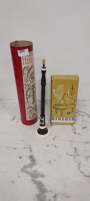 une brosse à dents et un tube de dentifrice posés sur une table