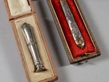 une cuillère en argent et une cuillère en argent dans une boîte