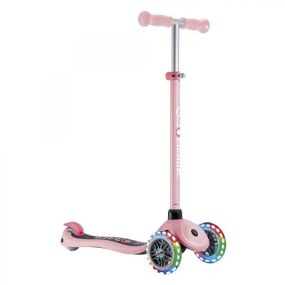 un gros plan d'un scooter rose avec ses roues, sur fond blanc