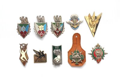 un grand nombre de badges sur une surface blanche