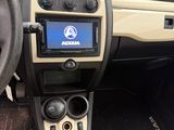 l'intérieur d'une voiture avec un volant et des commandes sur le tableau de bord