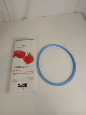 une bouée bleue en caoutchouc et un paquet de tomates posés sur une table