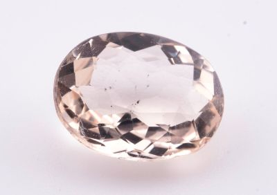 gros plan d'un diamant blanc sur une surface blanche
