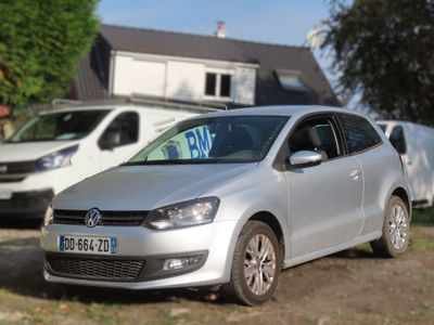 une voiture argentée garée sur le bord de la route