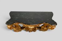 Console d'applique de forme mouvementée en bois sculpté moul… (photo 3)