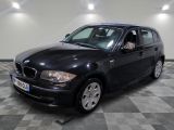 la photo d'une voiture noire garée dans un garage