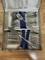 Dans un coffret : 12 couverts à poisson en métal argenté, mo… (photo 3)