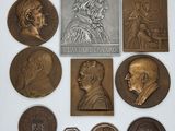 une image représentant une collection de médailles en bronze comprenant le portrait d'un homme, celui d'une femme, celui d'un homme et celui d'un