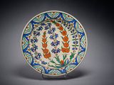 une assiette bleue et orange décorée de fleurs