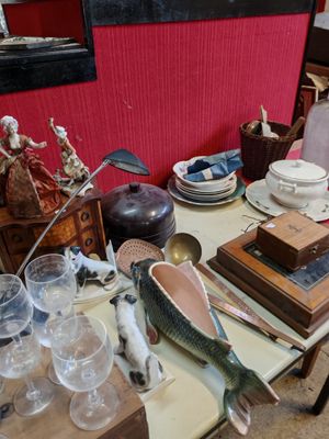 une table sur laquelle se trouvent de nombreux objets
